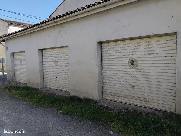 Parking/box 45 m² Saintes