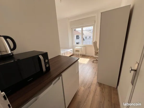 Chambre meublée avec salle d'eau privative - grande maison à Rennes