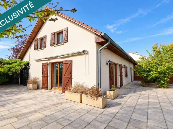 Grande maison familiale avec jardin et piscine.