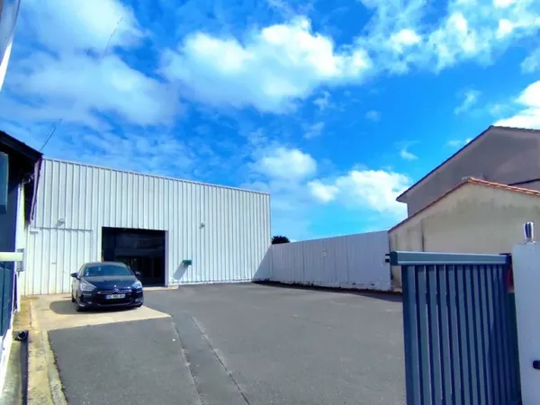 Local commercial 600m2 ,Bureaux, parking privé Angoulême