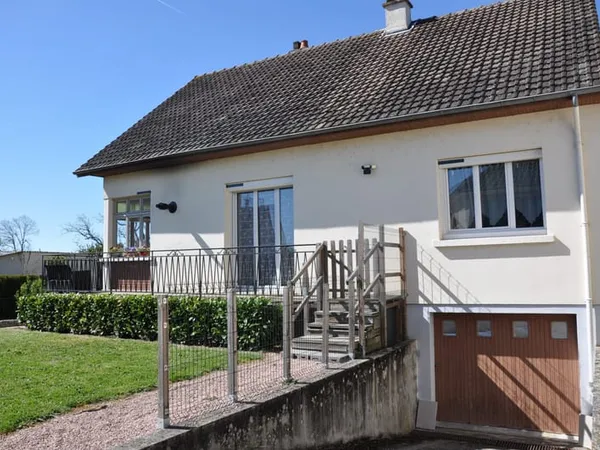 Belle maison traditionnelle sur sous-sol, avec combles aména