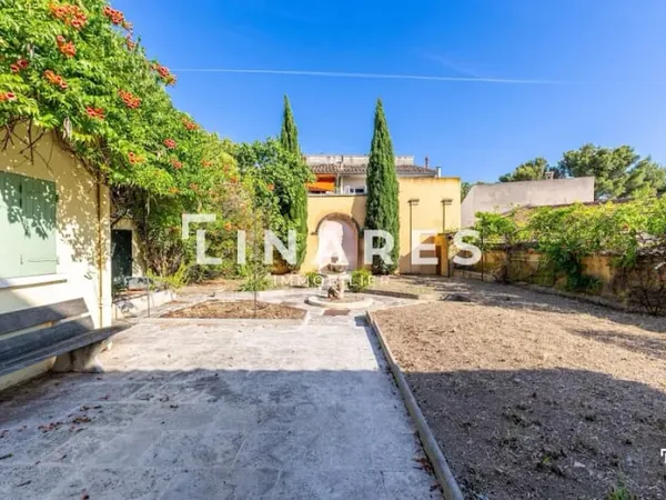 Local 6 pièces 303 m²