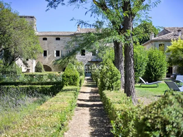 A louer proche Uzès Demeure d'exception 6 chambres Parc et piscine