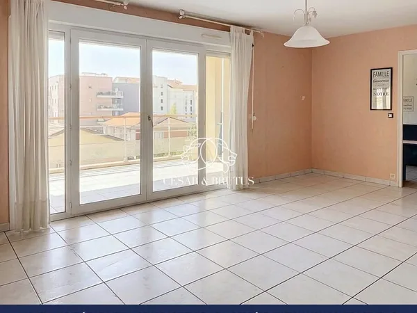 T3 de 81,37 m² avec terrasse, garage double et parking - Vend