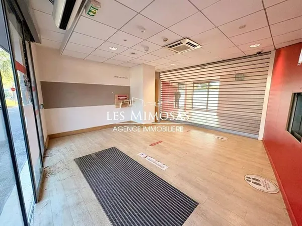 Local commercial 214 m²