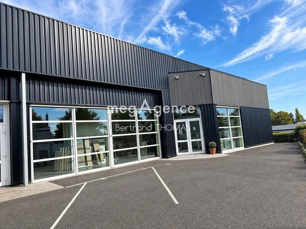 Local Commercial avec un dépôt atelier garage.