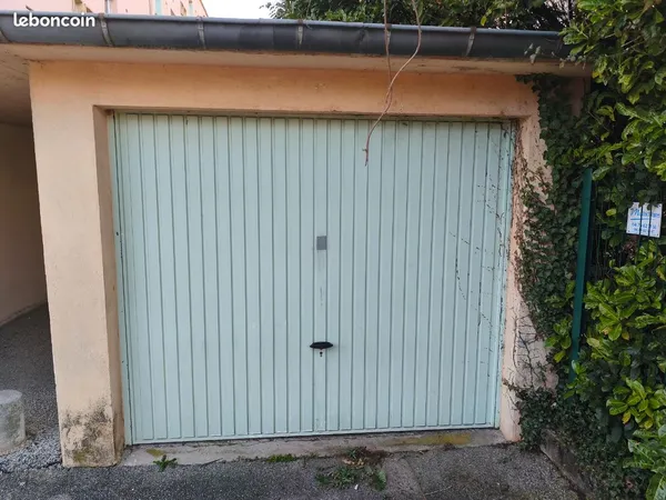 Garage à vendre au petit Charra