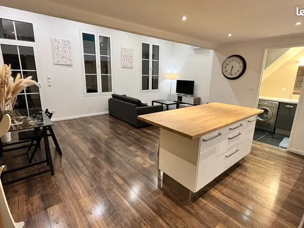 Appartement meublé de type loft T2+1 avec mezzanine et terrasse de 18 m², échoppe bordelaise