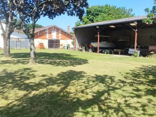 Propriété de 7 pièces avec chai attenant dépendance et hangar