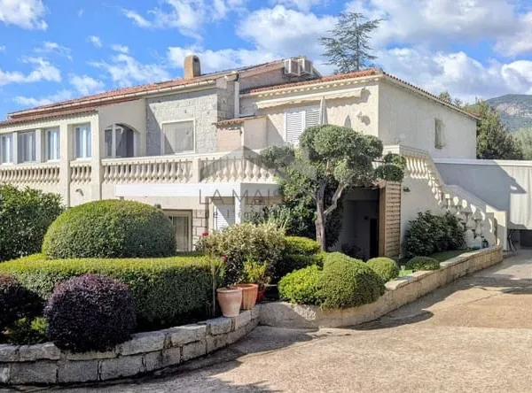 Villa 12 pièces 287 m²