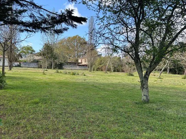 GUITRES, terrain constructible 3449m2 avec garage en pierre