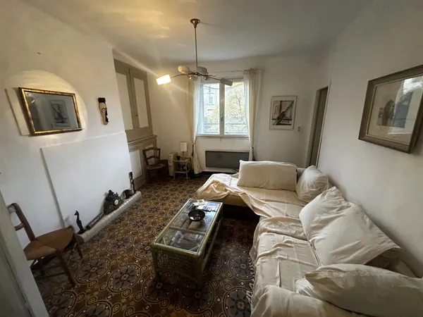appartement traversant 2 chambres, une cave. 25m2