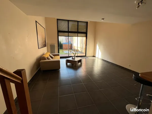 A 1h de Paris, Evreux, 5 min à pied de la gare SNCF, app T3 duplex meublé 73m2 rez-de-jardin, avec u