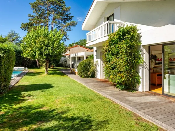 VILLA CONTEMPORAINE JARDIN PISCINE GARAGE