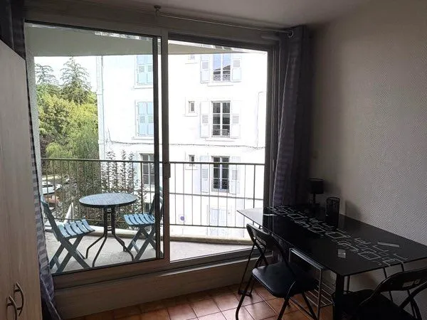 🏠 Studio meublé d'environ 20 m² - Balcon, cave et ascenseur - Le Puy-en-Velay