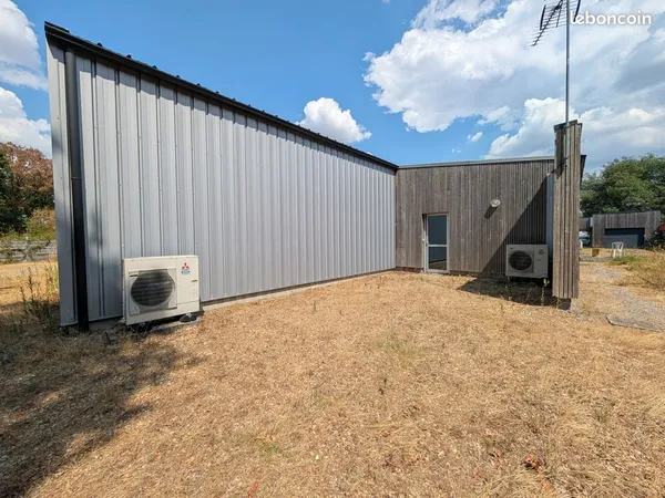 LOCAL D'ACTIVITÉ 170 m² - Atelier + Bureaux - Parking - Stockage