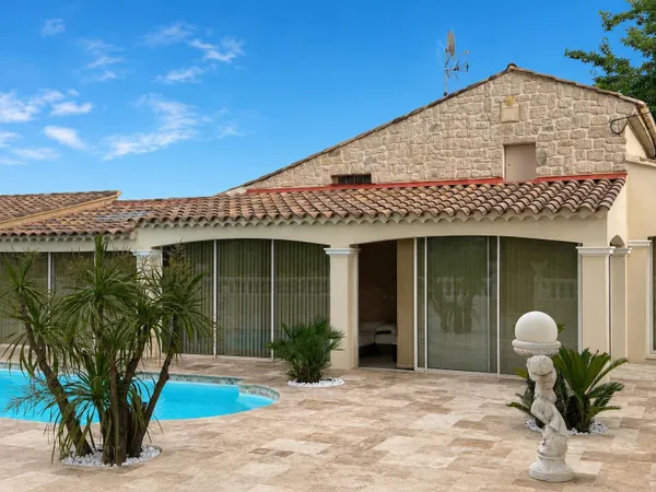 Villa de charme 145 m² avec piscine, dépendance et 9 500 m² de terrain - Le Luc-en-Provence