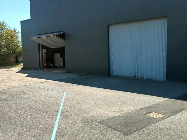 Grand hangar fermé avec activité attenante en semaine par le propriétaire