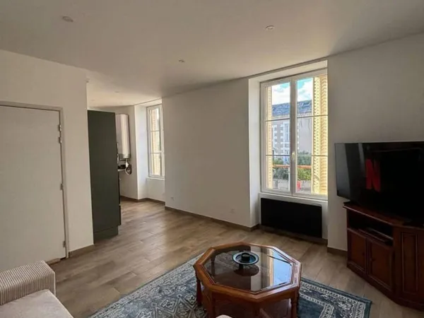 Beau T3 MEUBLÉ RÉNOVÉ DE 44M2 - POITIERS
