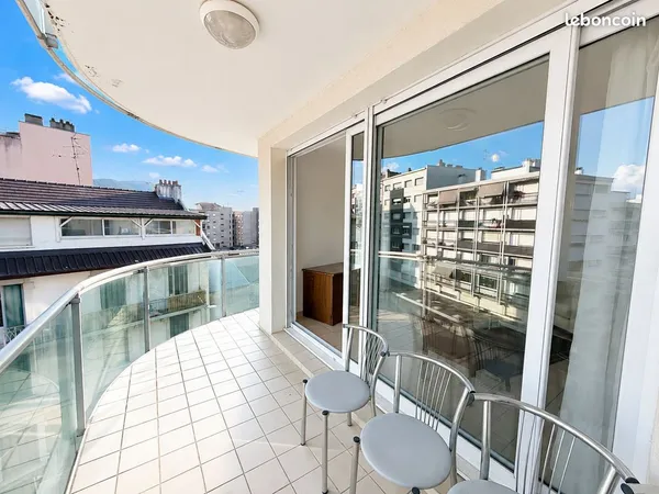 Appartement de 70 m² avec balcon - Centre-ville d'Annemasse en face du Tramway