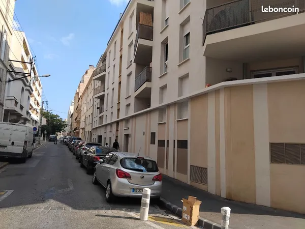 Superbe place de parking sécurisée