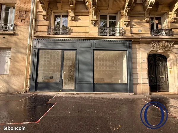 Local 77 m² Paris