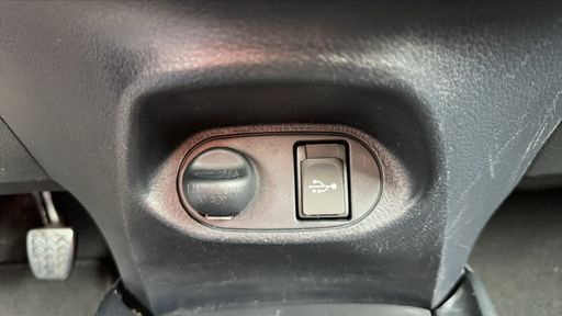 Toyota Yaris 1.3 VVT-i 100 - Dynamic Business – 2017 – 139738 km – Essence – Boîte Manuelle — photo 2