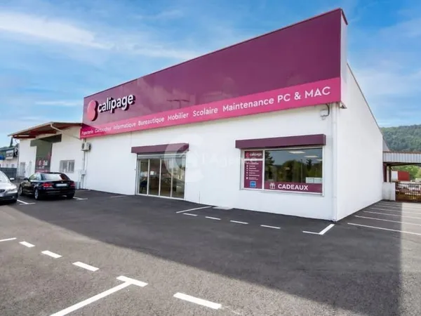 RARE - Local commercial emplacement no1 + bureaux, parking c