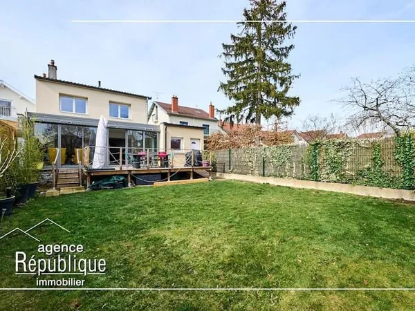 Maison 9 pièces 222 m²