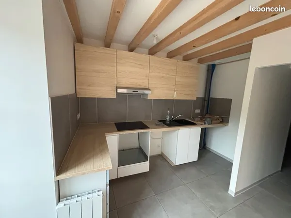À LOUER - Maison de ville en Duplex 3 pièces (2 chambres), cour privative, parking - MORIGNY-CHAMPIG