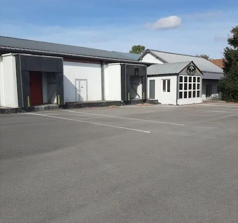 Ancien atelier de découpe et transformation de viande, 700 m² sur 3 561 m², murs et matériels