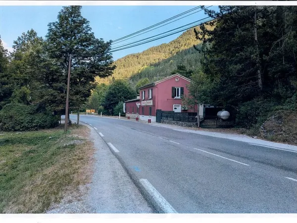 COMMERCE + HABITATION 230 M² CASTELLANE 04120