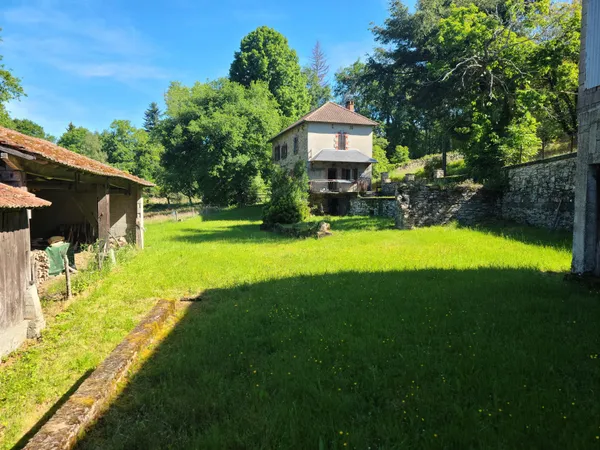 Ensemble immobilier en pierre sans voisins directs