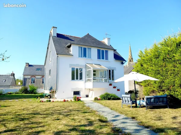 Cette charmante maison individuelle, entièrement rénovée, est située dans le paisible village de Tré