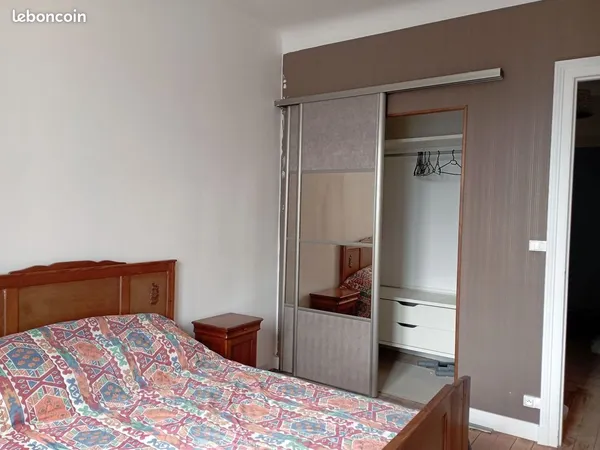 A louer à l'année un appartement T3 (2 chambres) meublé avec jardin et terrasse communs en plein cen