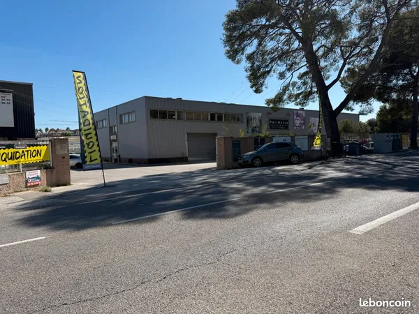 Local commercial la garde le long autoroute