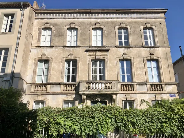 Élégant immeuble de style haussmannien avec jardin privé et fort potentiel d'investissement