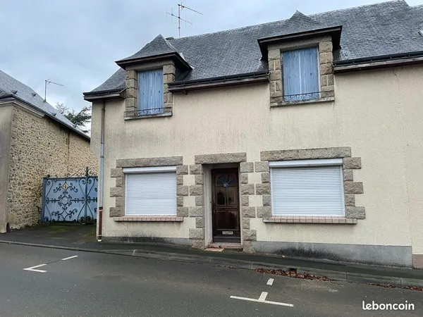 Grande maison de ville avec dépendances , cave , garage et terrain