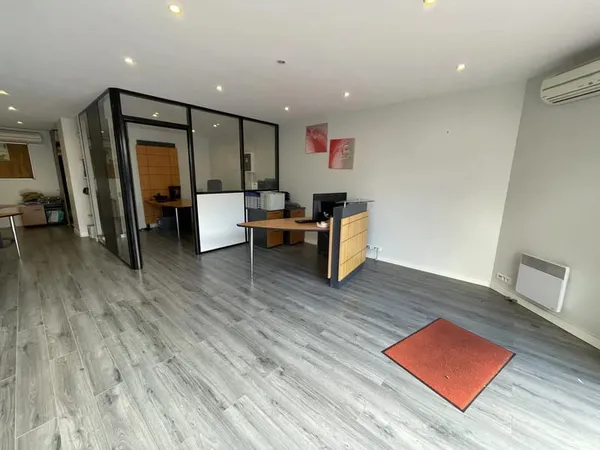LOCAL COMMERCIAL 56M² - COMBS LA VILLE