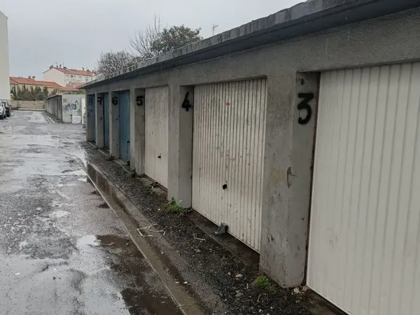 LOT DE 6 GARAGES LOUÉS ? PERPIGNAN 66000 € RÉSIDENCE LES OIS