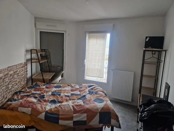 Jolie chambre lumineuse dans un 60m2 avec balcon