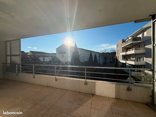 A vendre : T3 de 60,80 m² avec terrasse de 15 m² exposée sud/est et garage fermé 149 000