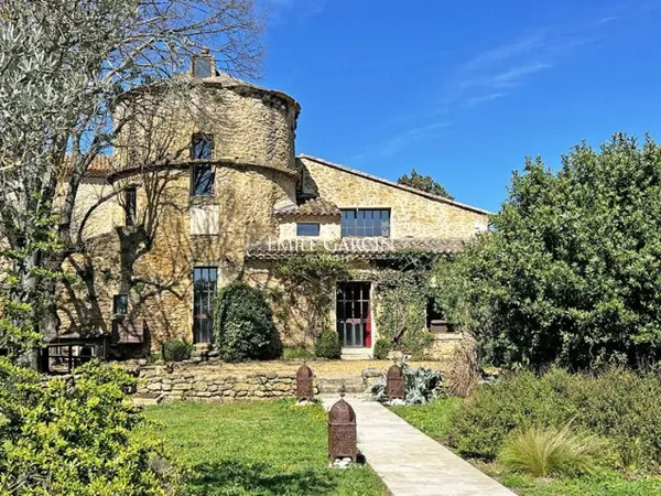 A vendre - Pigeonnier du XVIIe siècle - Sud Luberon - 1,9 hectare de jardin et prairies