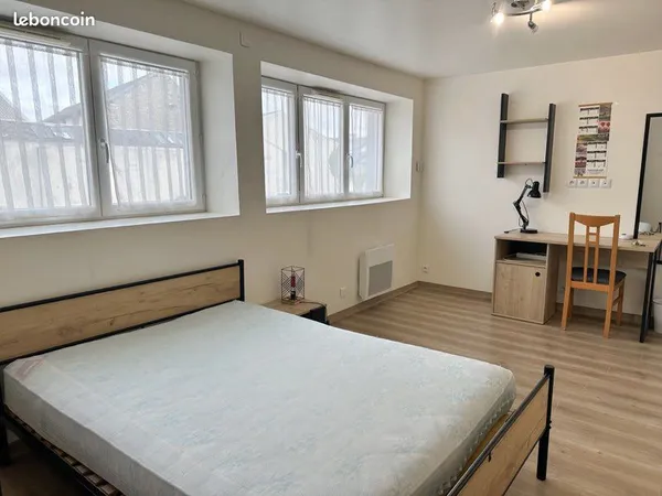 Chambre meublée en colocation