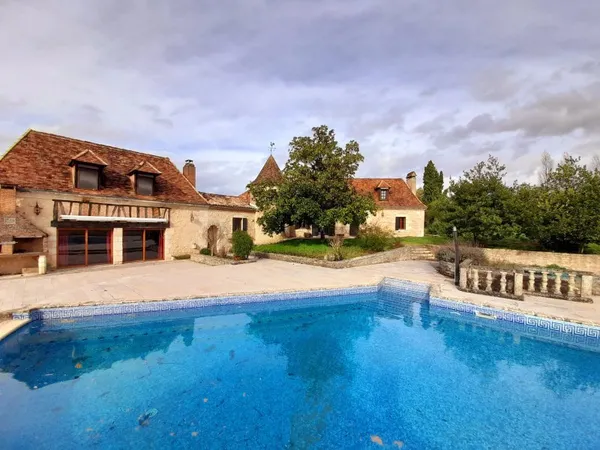 Propriété de caractère avec seconde maison, grande piscine, étang et 2,2 hectares