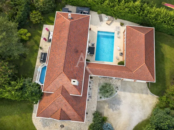 Propriété de Prestige à vendre avec une piscine