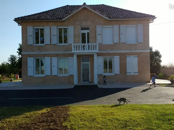 Maison de maître rénovée de 250 m² 7 chambres, 3 suites Parc arboré de 2 700 m²