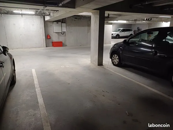 Parking Location place Caserne Mellinet / Saint Donatien. Stationnement couvert et sécurisé