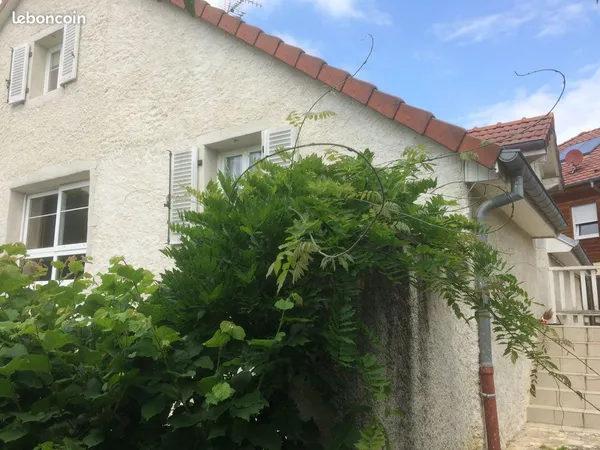 APT F5/6 comme une MAISON, TERRAIN, PARKING à DORANS