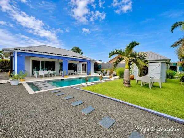 A VENDRE - SAINT-FRANÇOIS - VILLA AVEC PISCINE, GÎTE INDÉPENDANT ET AUTONOMIE ÉLECTRIQUE